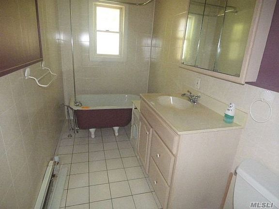 5th image of 31 Montauk Dr
