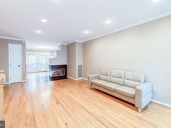 3rd image of 1262 Quaker Hill Dr