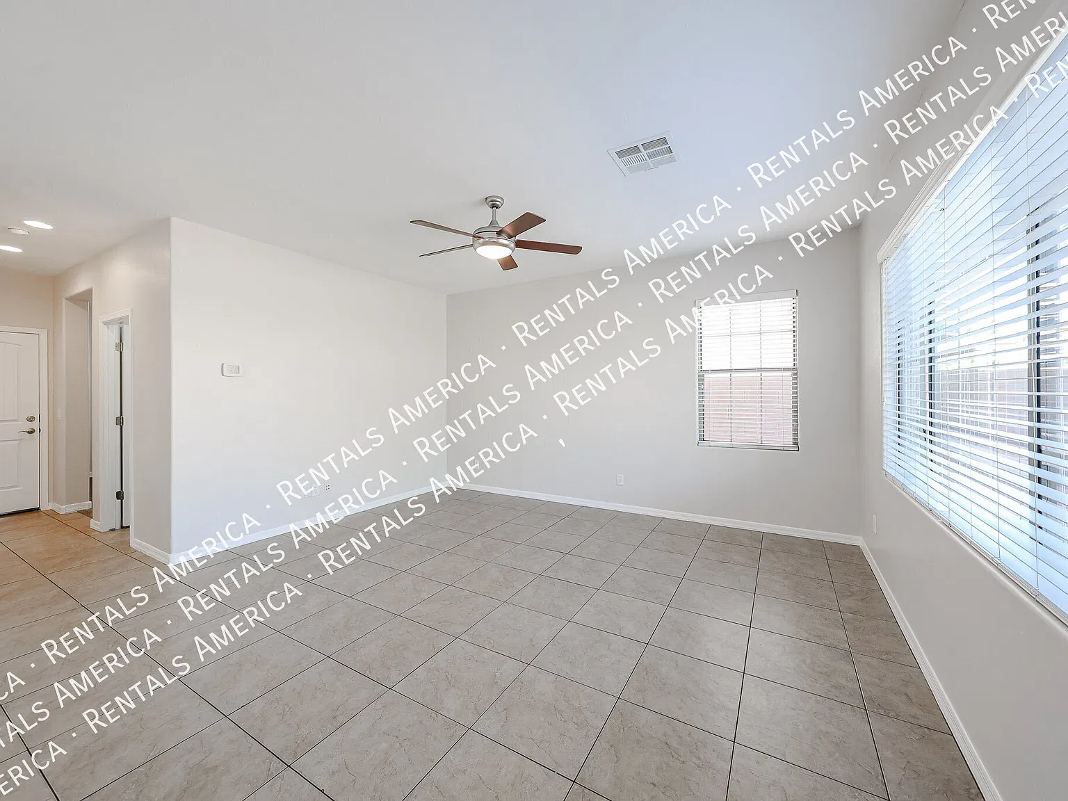 Beautifully Updated Chandler Home in Gated Nicholas Point Community — Photo 4