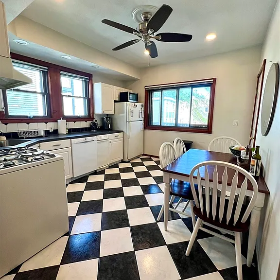 261 E St #2 — Photo 14