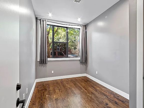 4th image of 60-15 Myrtle Ave #X