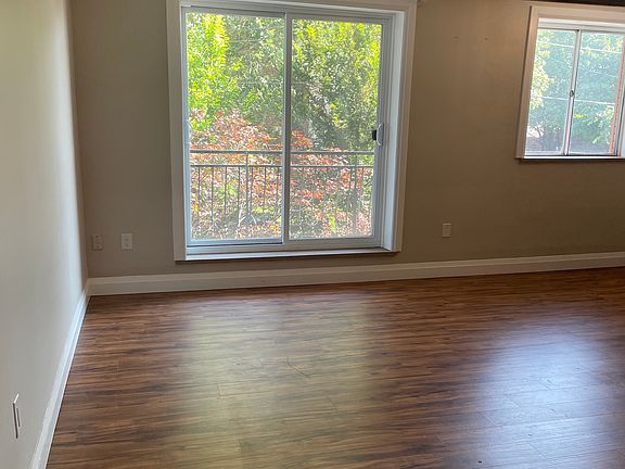 3rd image of 55 Murray St W #201