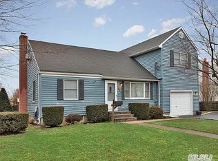 340 Arcadia Dr, West Islip, NY 11795