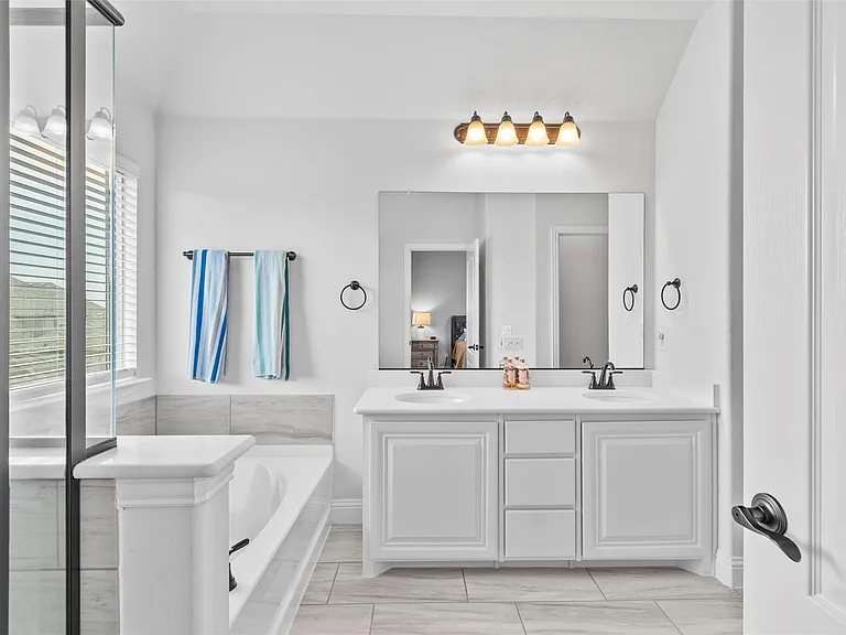 2116 Victoria Ln — Photo 13