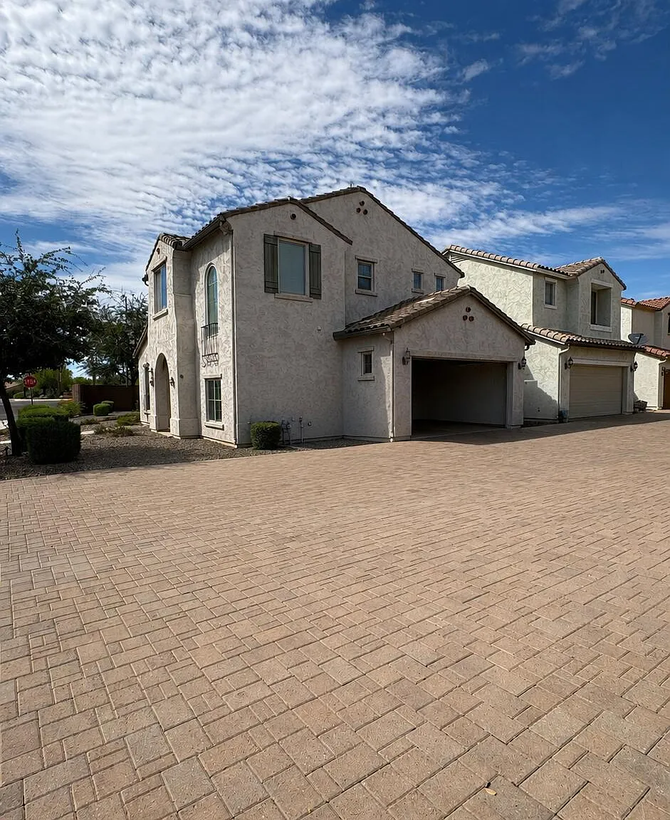 3 bed, 2.5 bath, 1661 sqft, $2,400 — Photo 3