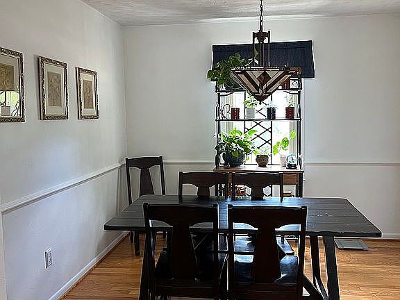 3rd image of 4222 Whitehall Cir