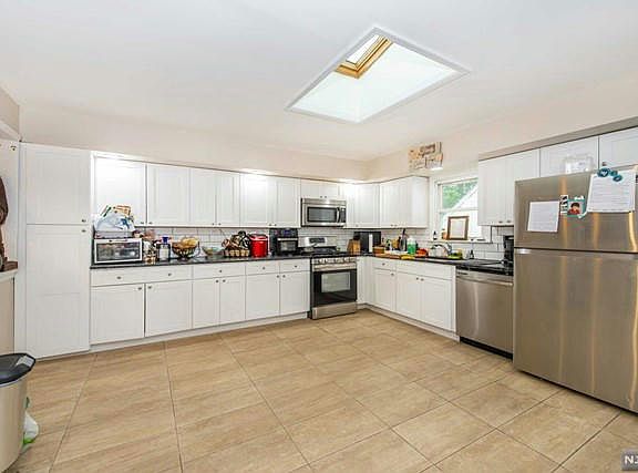5th image of 226 Martha Ave