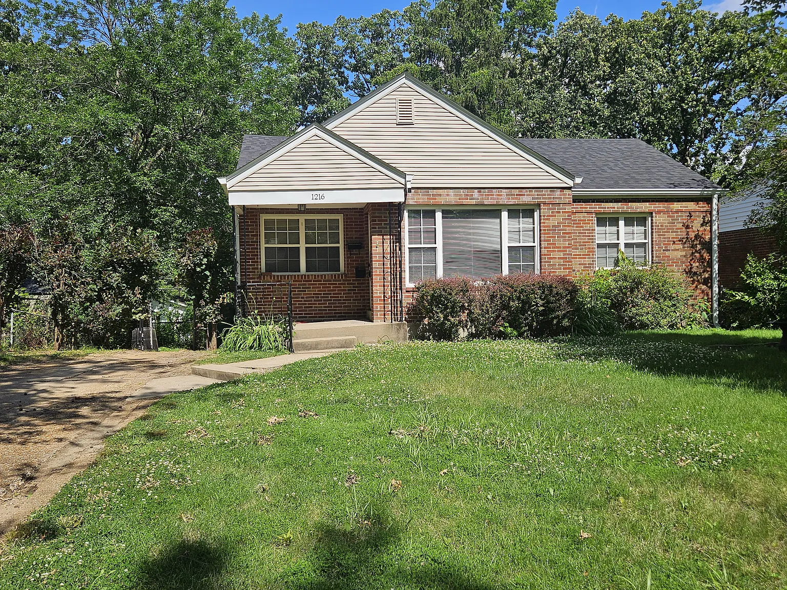 1216 Selma Ave photo 1