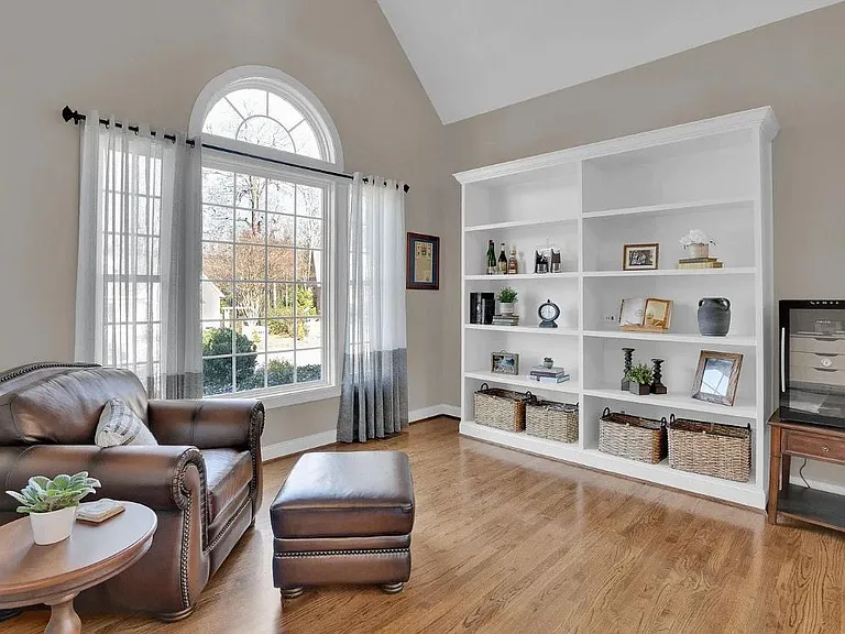 1005 Tarrytown Ln — Photo 3