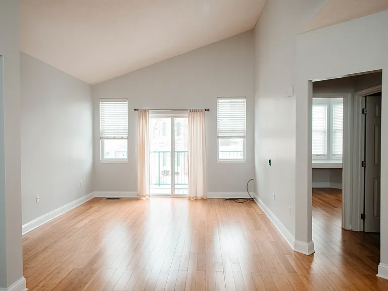533 Eagle Pointe Dr #533 — Photo 2