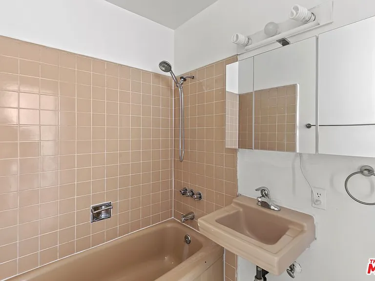 1233 Barry Ave #201 — Photo 14