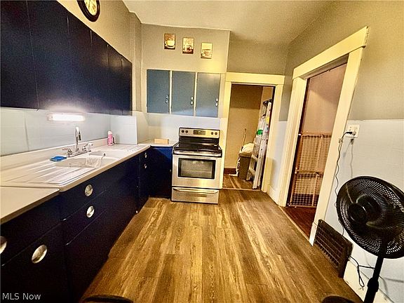 3rd image of 2806 3rd St NE