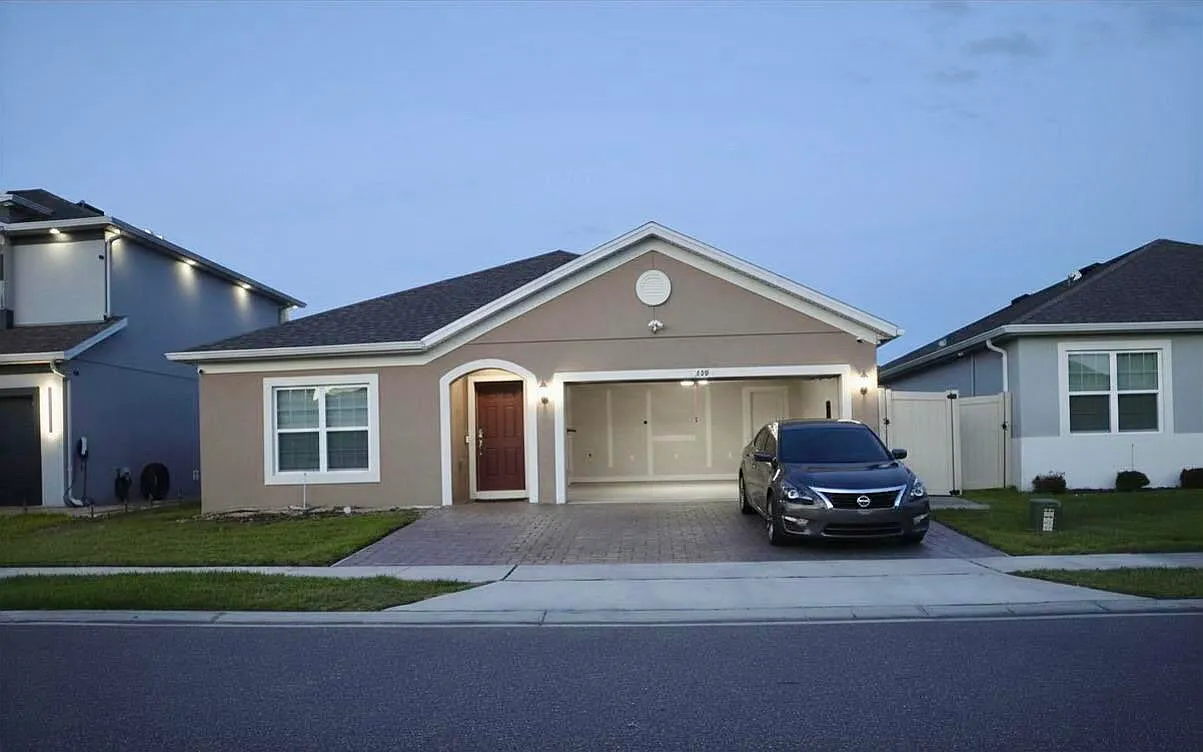 4 bed, 2.0 bath, 2100 sqft, $2,400 — Photo 1