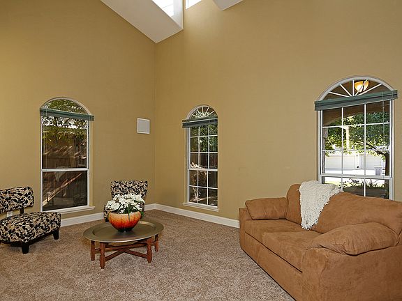 5th image of 644 N Oxford Ave