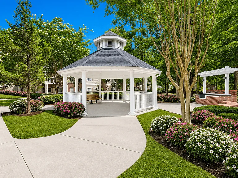 Village on the Green — Photo 3