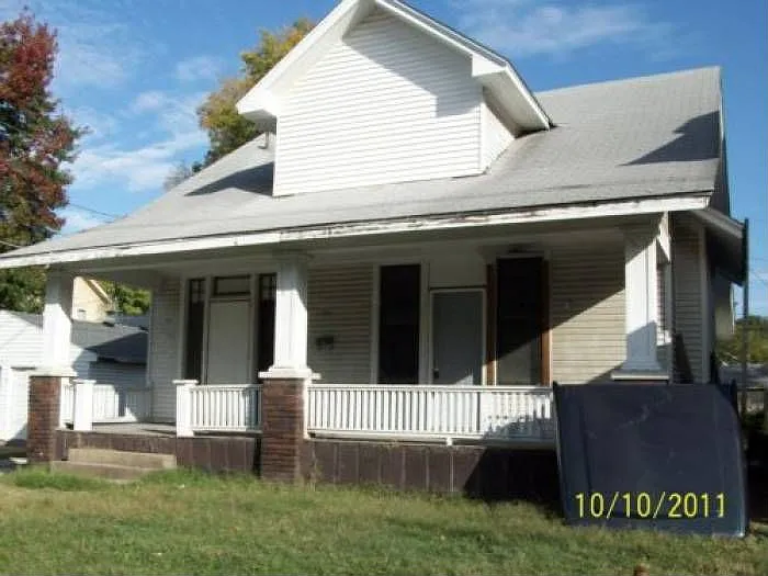 724 E Riverside Dr photo 1