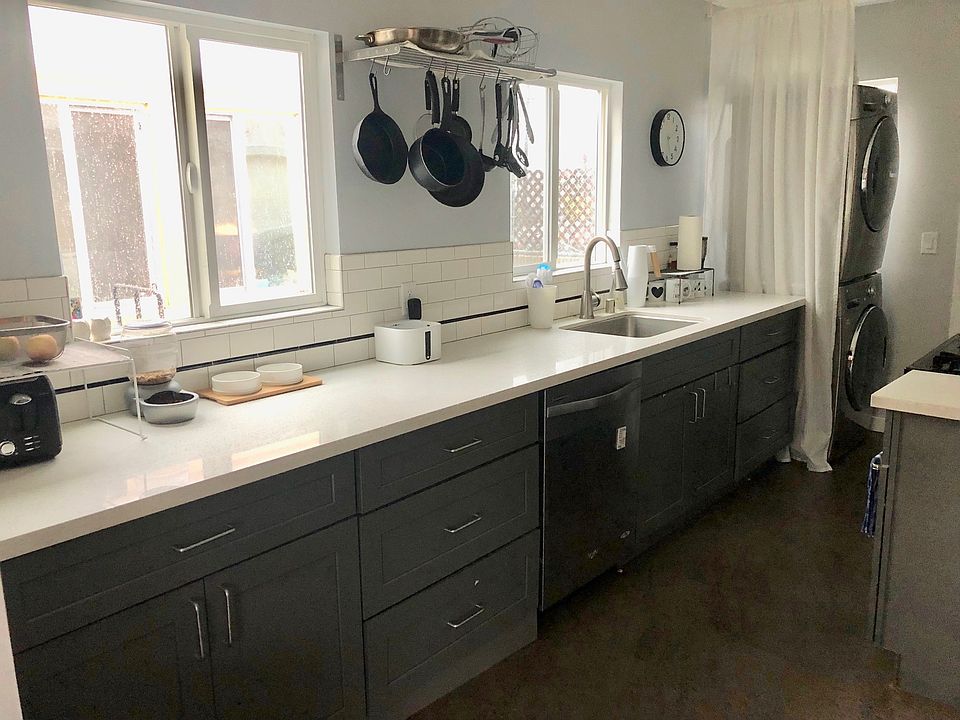 Lots of counter top area!