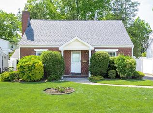 33 Briarcliff Dr, Merrick, NY 11566