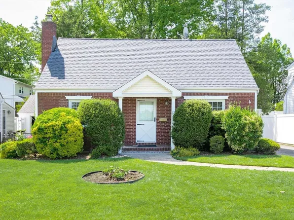 33 Briarcliff Drive, Merrick, NY 11566