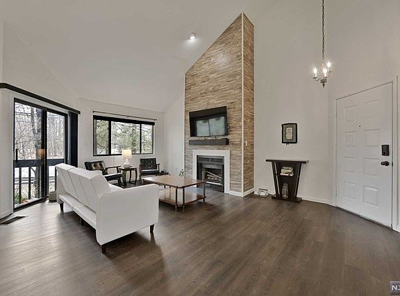 3rd image of 271 Redwood Ct
