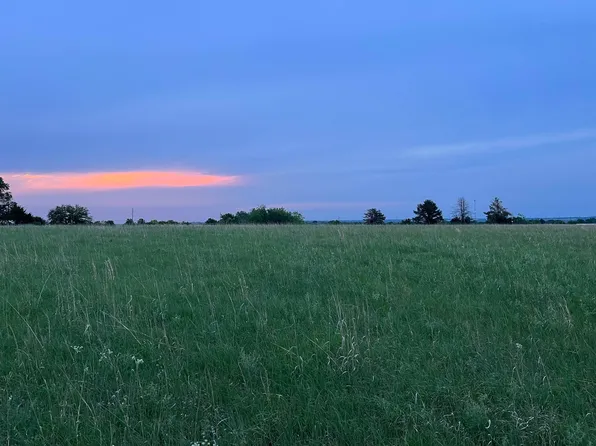 1407 W 33rd Ave, Winfield, KS 67156