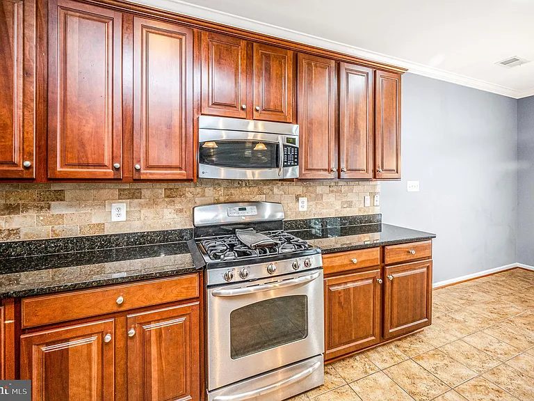 2515 Eastbourne Dr — Photo 9