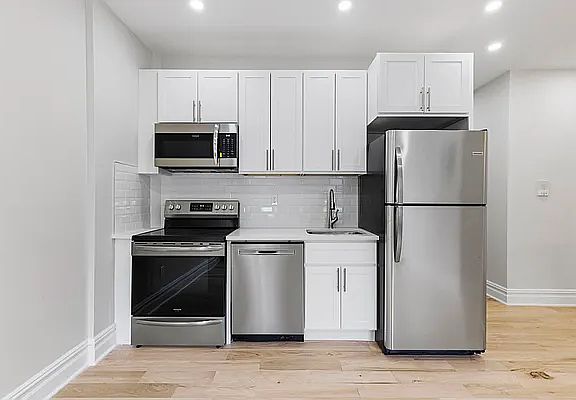 3rd image of 961 Washington Ave APT 1G