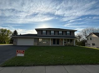 935 S Imperial Dr, Hartland, WI 53029