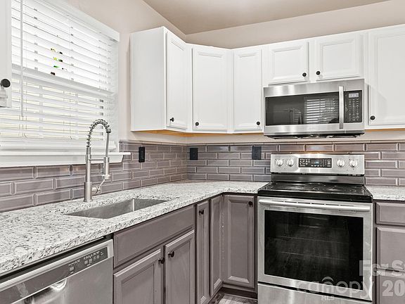 5th image of 413 Caddy St