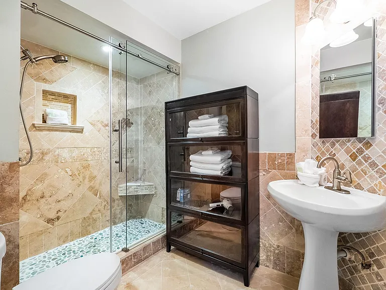 805 Regal Rd — Photo 16