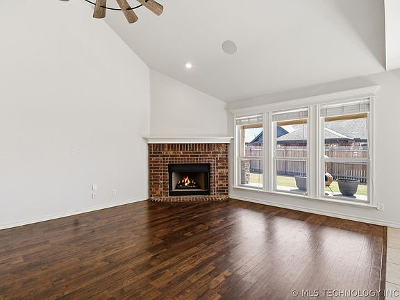 4th image of 1218 E 133rd Pl