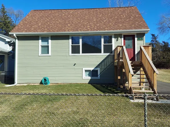 31 S Lake Ave, Fox Lake, IL 60020