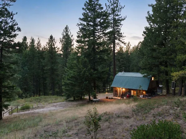 1015 Dusty Ln, Naples, ID 83847