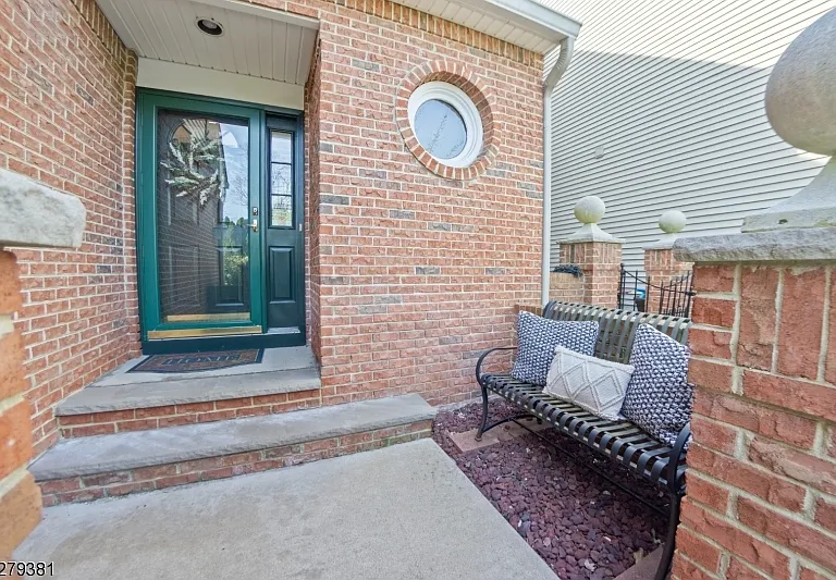 78 Kent Dr — Photo 2
