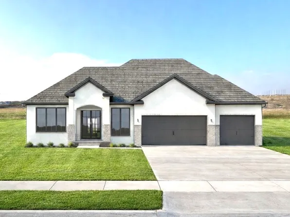 8351 Edgewood Ct, West Des Moines, IA 50266