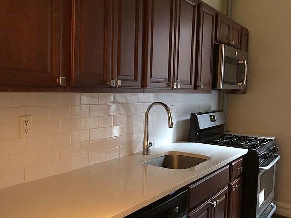 3rd image of 209 E 16th St APT B3