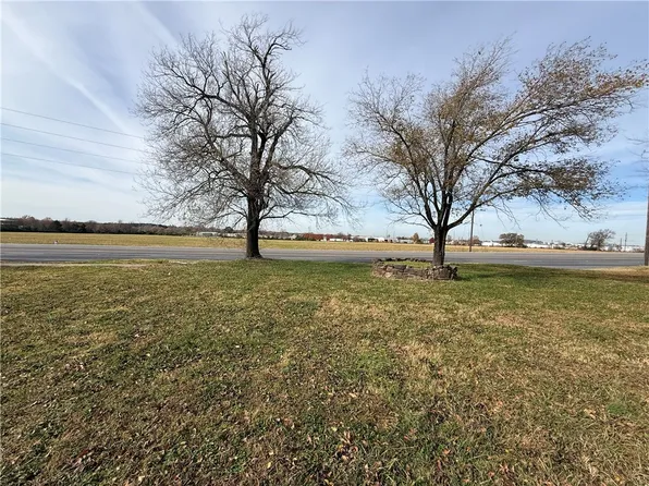 1013 N Old Missouri Rd, Springdale, AR 72764