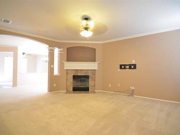3rd image of 825 Lake Hollow Dr