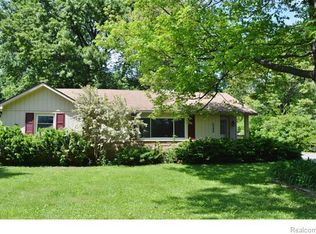 5598 Pleasant Dr, Waterford, MI 48329