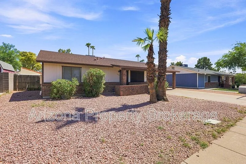 3 bed, 2.0 bath, 1008 sqft, $1,795 — Photo 1
