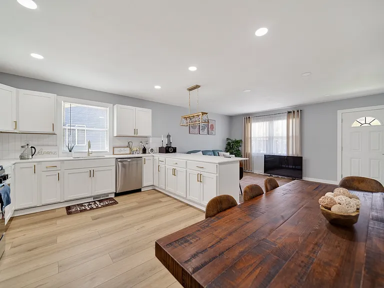 1547 Woodlawn Ave — Photo 5