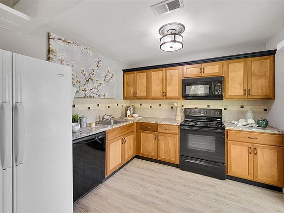 4th image of 409 Far Hill Dr