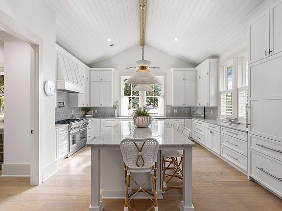 3rd image of 452 Morrison St