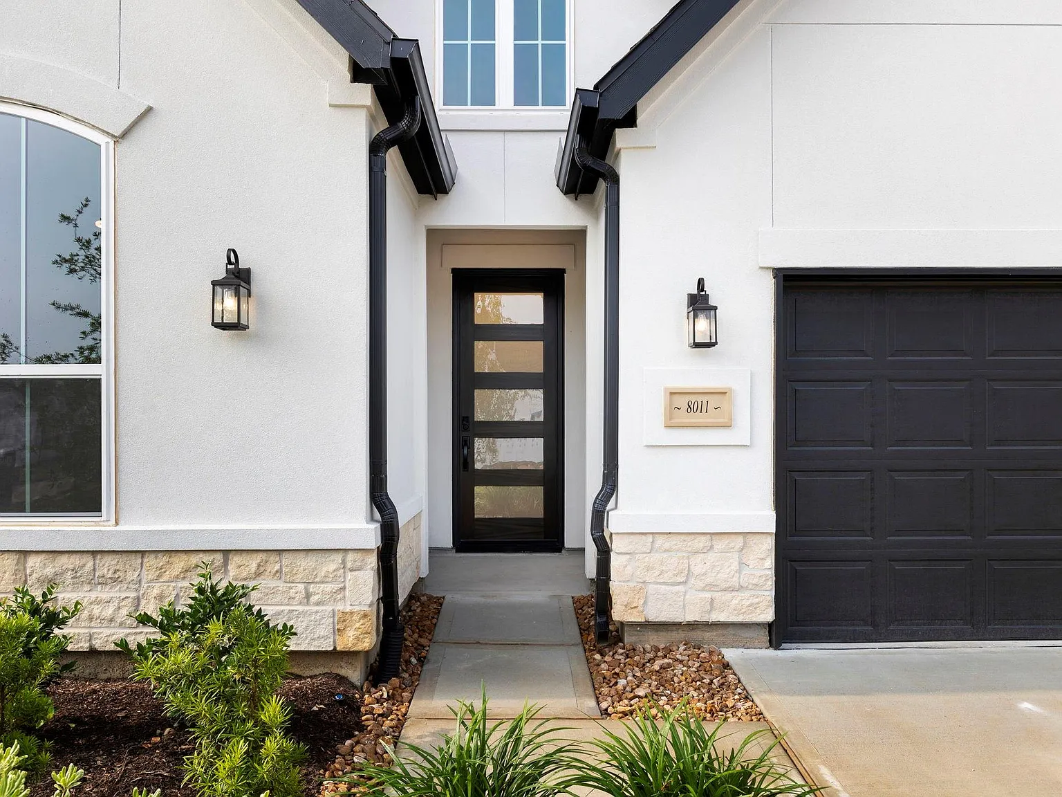 4 bed, 3.0 bath, 2496 sqft, $4,450 — Photo 2