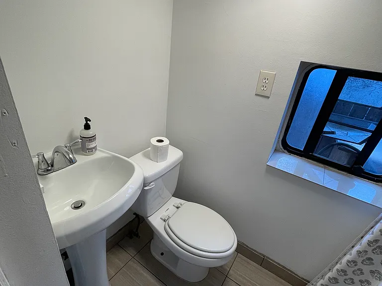 234 E 47th St #23 — Photo 8