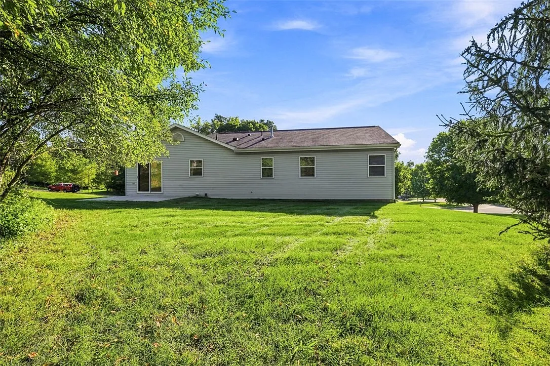3 bed, 2.5 bath, 1850 sqft, $3,200 — Photo 4