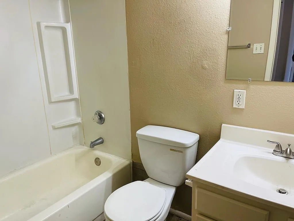 2 bed, 924 sqft, $1,200 — Photo 2