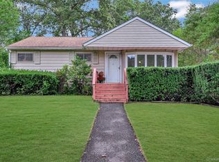11 Fox Ln, Shoreham, NY