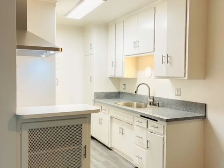 405 N Marengo Ave — Photo 12
