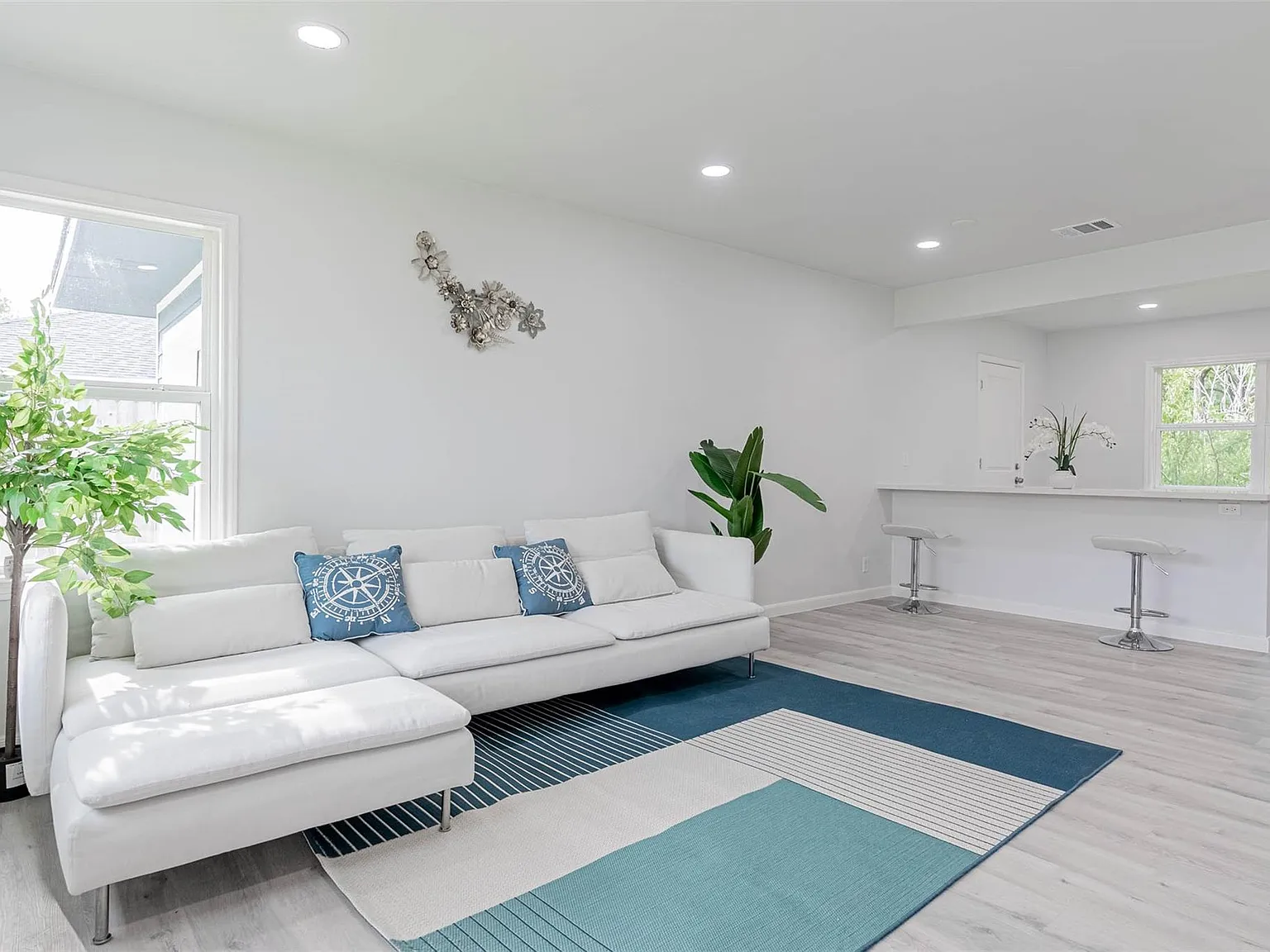 3 bed, 1.0 bath, 1016 sqft, $1,688 — Photo 2